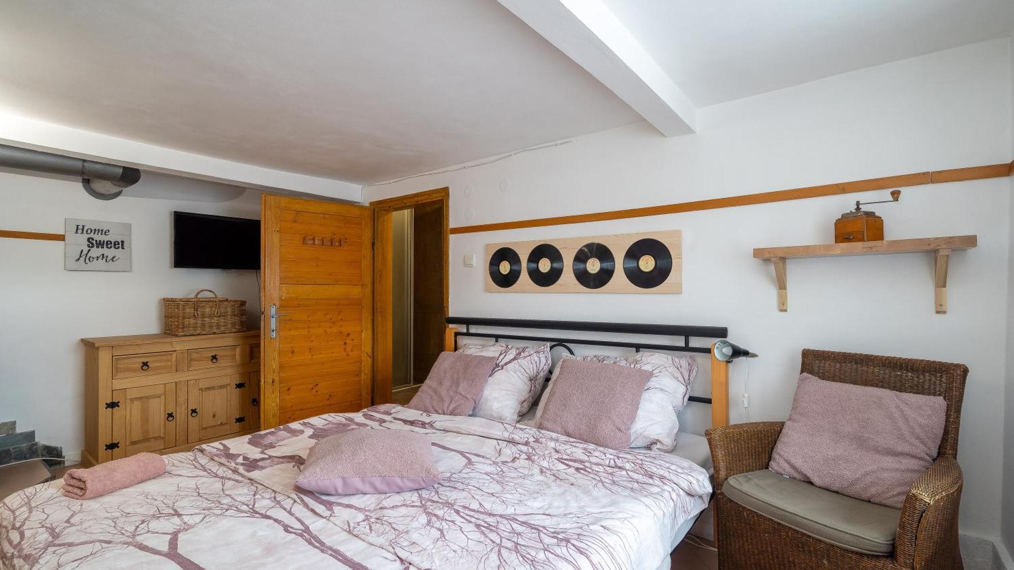 Rovensko pod Troskami Apartman Karin מראה חיצוני תמונה